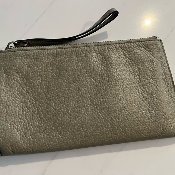 Michael Kors moss green clutch / large wristlet - Picture 5 of 6